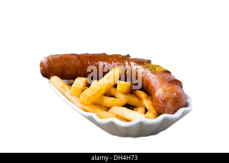 Beliebte deutsche Fastfood (Wurst mit Curry-Sauce) Currywurst und Pommes frites isoliert auf weißem Hintergrund Stockfoto