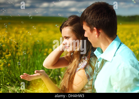 liebenden Umarmung auf gelbe Blumenfeld Stockfoto