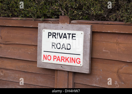 Zeichen. Privatstraße, keine Parkplätze. Auf einem Gartenzaun. Norfolk. England. VEREINIGTES KÖNIGREICH. Stockfoto