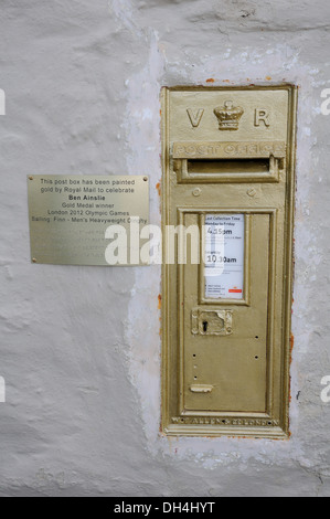 Eine Ansicht des goldenen Post Box feiert Ben Ailslie Gewinn einer Goldmedaille bei der London 2012 Olympische Spiele im Pandora Inn. Stockfoto