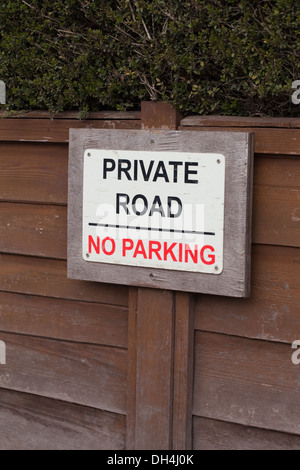 Zeichen. Privatstraße, keine Parkplätze. Gartenzaun, Norfolk. England. VEREINIGTES KÖNIGREICH. Stockfoto