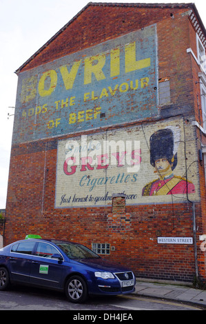 Bovril & Greys Zigaretten Anzeigen auf Seite des Hauses in Bedford bemalt Stockfoto