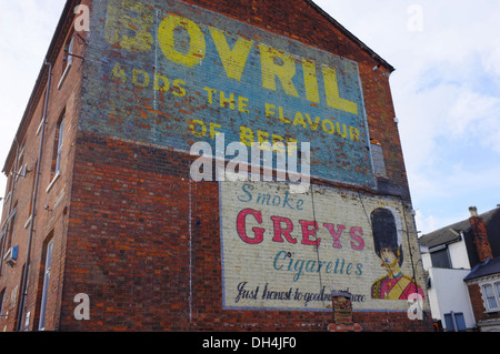 Bovril & Greys Zigaretten Anzeigen auf Seite des Hauses in Bedford bemalt Stockfoto