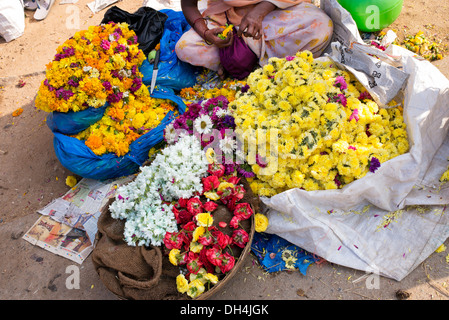 Indische Frauen Blumen für feierliche religiöse Girlanden am Markt zu verkaufen. Andhra Pradesh, Indien Stockfoto