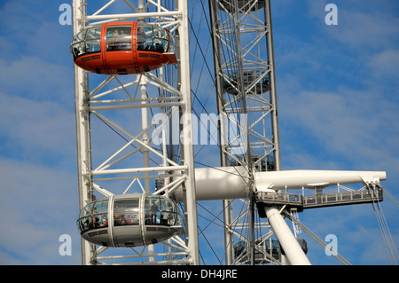 London, England, Vereinigtes Königreich. London Eye (1999) am Südufer. Riesenrad, 135 m (443 ft) hoch, 120 m (394 ft) Durchmesser Stockfoto