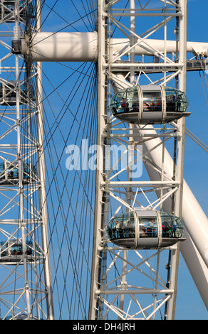 London, England, Vereinigtes Königreich. London Eye (1999) am Südufer. Riesenrad, 135 m (443 ft) hoch, 120 m (394 ft) Durchmesser Stockfoto