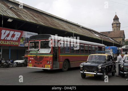 Bus und Taxi in Crawford Municipal Markt Mumbai Maharashtra Indien Asien Juli 2012 Stockfoto