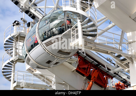 London, England, Vereinigtes Königreich. London Eye (1999) am Südufer. Riesenrad, 135 m (443 ft) hoch, 120 m (394 ft) Durchmesser Stockfoto