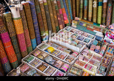 Indische Marktstand verkaufen Armbänder und Schmuck. Andhra Pradesh, Indien Stockfoto