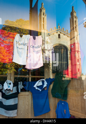 Kings College Chapel in Cambridge Uk spiegelt sich in einem Schaufenster Universität Kleidung. Stockfoto