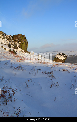 Schnee an der Kuh und Kalb Felsen, Ilkley, West Yorkshire, England, Vereinigtes Königreich. Stockfoto