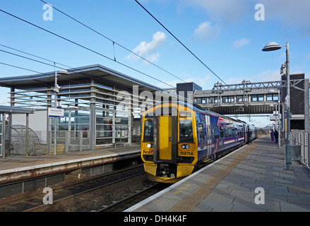 Erstes Scotrail Class 158 DMU bestimmt für Dunblane im schottischen Edinburgh Park Railway Station Stockfoto