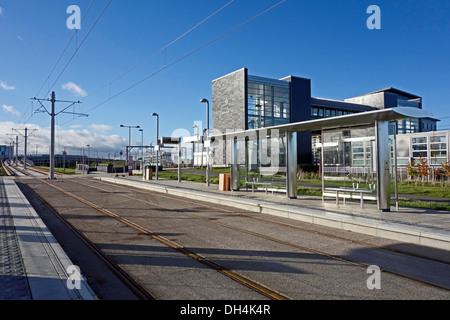 Neu verlegte Straßenbahn Gleis am Bahnhof Edinburgh Park bietet Austausch zwischen Straßenbahn und Eisenbahn sowie Busse Stockfoto