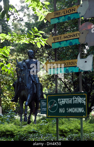 Zoo-Zeichen und Statue von König Edward VII Prince Of Wales auf der Veermata Jijabai Bhosale Udyan Mumbai Maharashtra Indien Asien 2012 Stockfoto