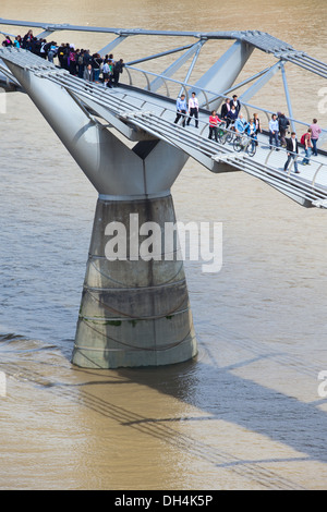 Die Menschen gehen über die Millennium Bridge London UK Stockfoto