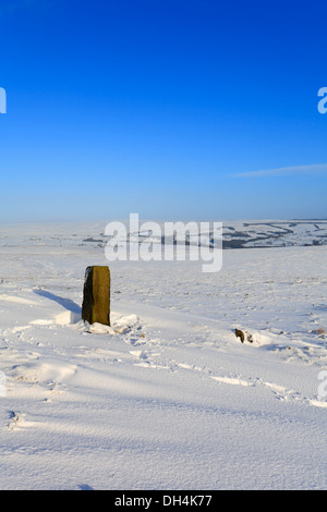 Starkem Schneefall am Lanshaw Lad Grenzstein auf dem Dales-Wege-Link-Pfad auf Ilkley Moor, Ilkley, West Yorkshire, England, UK. Stockfoto