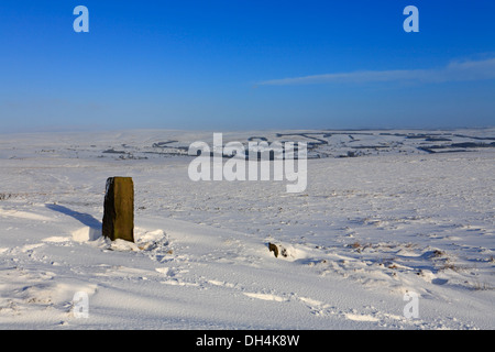 Starkem Schneefall am Lanshaw Lad Grenzstein auf dem Dales-Wege-Link-Pfad auf Ilkley Moor, Ilkley, West Yorkshire, England, UK. Stockfoto