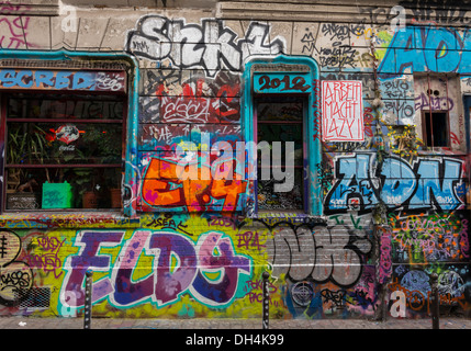 "Graffiti Street" (Rue Dénoyez) im 20. Arrondissement von Paris Stockfoto