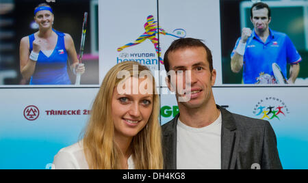 Prag, Tschechische Republik. 31. Oktober 2013. Jaroslav Navratil, Kapitän der Tschechischen Tennis Davis-Cup-Mannschaft nominiert heute Tomas Berdych, Radek Stepanek (im Bild mit seiner Freundin Petra Kvitova), Lukas Rosol und Jan Hajek für den Davis Cup Finale gegen Serbien geplant für Belgrad am November 15-17.The Tschechien den Pokal verteidigt, wie es Spanien in Prag letztes Jahr besiegt. Prag, Tschechien am 31. Oktober 2013. (Foto/Vit Simanek CTK/Alamy Live News) Stockfoto