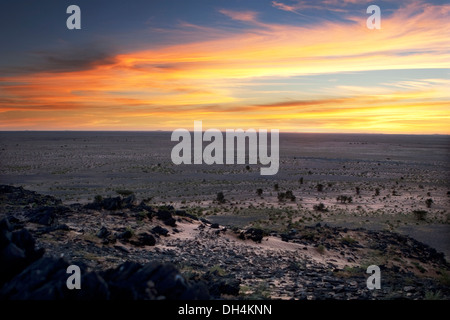 Sonne steigt mit Blick aus Granit Felsvorsprung in Hill Lage, West-Sahara Wüste, Mauretanien, NW-Afrika Stockfoto
