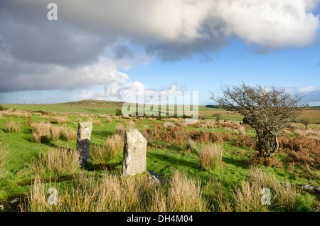 Ein Blick über Bodmin Moor in Cornwall mit Falken Tor in weiter Ferne Stockfoto