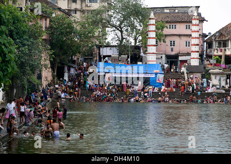 Menschen Baden in Banganga Wasser Tank Walkeshwar Temple Mumbai Maharashtra Indien 2012 Stockfoto