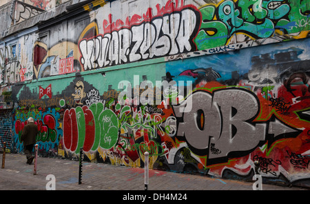Graffiti auf der Straße, rue Dénoyez, Paris, Frankreich Stockfoto