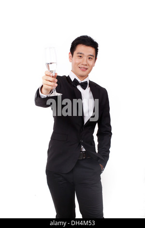 Mann im Smoking mit einem Glas Champagner Stockfoto