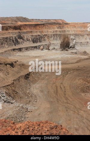 Strahlen der Erz mit Rock in einem Tagebau Oberfläche Goldmine Grube, Western Sahara Wüste, Mauretanien, Westafrika Stockfoto