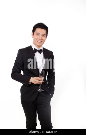Mann im Smoking mit einem Glas Champagner Stockfoto