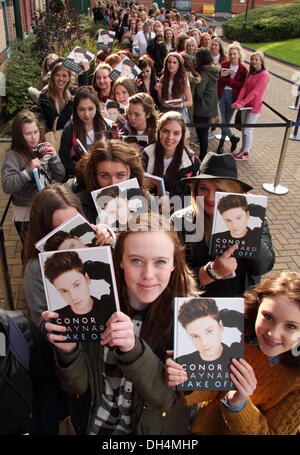 Sheffield, UK.  31. Oktober 2013.  Sänger, Conor Maynard trifft Fans und Exemplare seines Buches "Take Off" am Einkaufszentrum Meadowhall im Verbund mit WHSmith unterzeichnet. Bildnachweis: Matthew Taylor/Alamy Live-Nachrichten Stockfoto