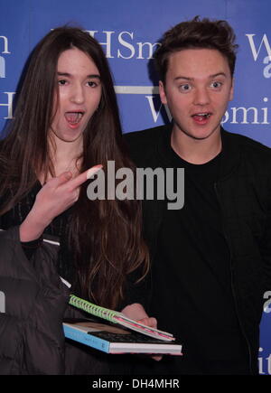 Sheffield, UK.  31. Oktober 2013.  Sänger, Conor Maynard trifft Fans und Exemplare seines Buches "Take Off" am Einkaufszentrum Meadowhall im Verbund mit WHSmith unterzeichnet. Bildnachweis: Matthew Taylor/Alamy Live-Nachrichten Stockfoto