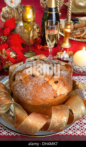 Panettone, traditionellen italienischen Kuchen mit Weihnachtsschmuck Stockfoto