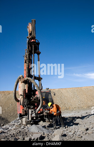 Oberfläche Pit Goldmine, Messtiefe kürzlich gebohrten Löchern, bevor Sprengladung Explosion, Mauretanien, in vorgelegt Stockfoto