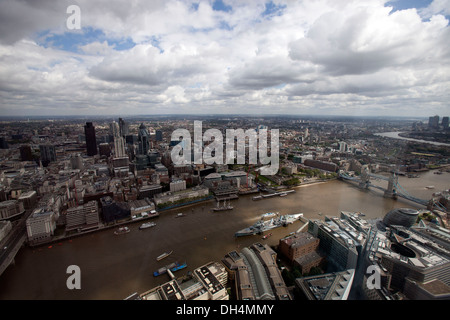 Eine Gesamtansicht der Londoner Tower Bridge River Thames und der finanziellen Bezirk von Canary Wharf von "The View from The Shard" Stockfoto