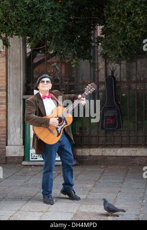 Eine Straße Sängerin erklingt in St. Rocco Platz nahe der gleichnamigen Kirche und die große Schule (Venedig - Italien). Chanteur des rues. Stockfoto