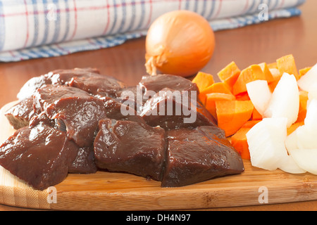 Leber Scheiben von rohem Rindfleisch mit Gemüse Stockfoto