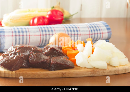 Leber Scheiben von rohem Rindfleisch mit Gemüse Stockfoto