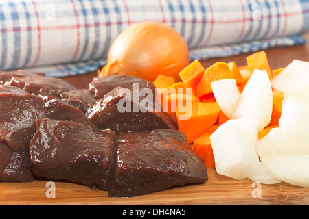 Leber Scheiben von rohem Rindfleisch mit Gemüse Stockfoto