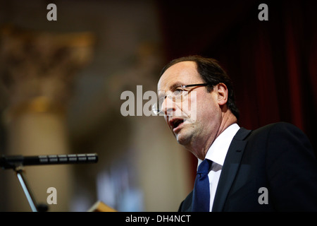 Sozialistische Kandidatin für die französischen Präsidentschaftswahlen, Francois Hollande sieht in des Königs Collage während seines Besuchs in Londo Stockfoto