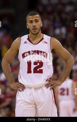 Madison, Wisconsin, USA. 30. Oktober 2013. 30. Oktober 2013: Wisconsin Badgers Wache Traevon Jackson #12 blickt auf in der NCAA Ausstellung Basketball-Spiel zwischen UW-Platteville Pioniere und die Wisconsin Badgers. Die Dachse besiegte die Pionieren 80-51 im Kohl Center in Madison, Wisconsin. John Fisher/CSM/Alamy Live-Nachrichten Stockfoto