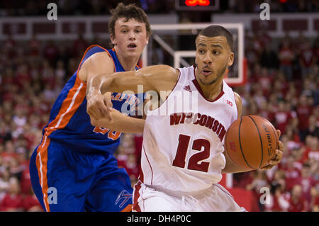 Madison, Wisconsin, USA. 30. Oktober 2013. 30. Oktober 2013: Wisconsin Badgers bewachen Traevon Jackson #12 Laufwerke in Richtung Korb während der NCAA Ausstellung Basketball-Spiel zwischen UW-Platteville Pioniere und die Wisconsin Badgers. Die Dachse besiegte die Pionieren 80-51 im Kohl Center in Madison, Wisconsin. John Fisher/CSM/Alamy Live-Nachrichten Stockfoto