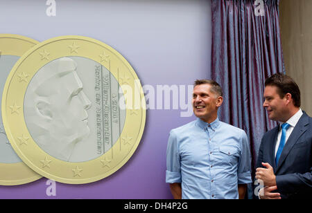 Erwin Olaf und Sekretär des Ministerium der Finanzen Herr Frans Weekers enthüllt, von Erwin Olaf, das Design der neuen Serie von Münzen mit dem Bild von König Willem-Alexander in den Haag, 31.10.2013 Foto: Albert Nieboer-- Stockfoto