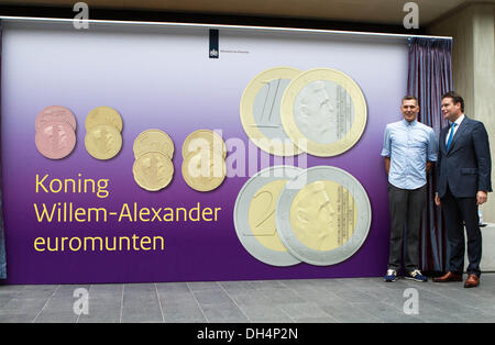 (L) Erwin Olaf und Sekretär des Ministerium der Finanzen Herr Frans Weekers enthüllt, von Erwin Olaf, das Design der neuen Serie von Münzen mit dem Bild von König Willem-Alexander in den Haag, 31.10.2013 Foto: Albert Nieboer-- Stockfoto