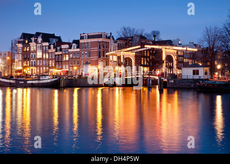 Niederlande, Amsterdam, Zugbrücke Amstel Fluss über Kanal genannt Nieuwe Herengracht. Twilight Stockfoto