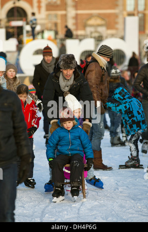 Niederlande, Amsterdam, Kinder gewöhnen, Eislaufen am zugefrorenen Teich vor Rijksmuseum. Stockfoto