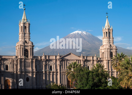 Vulkan El Misti mit Blick auf die Stadt Arequipa im Süden Perus. Stockfoto