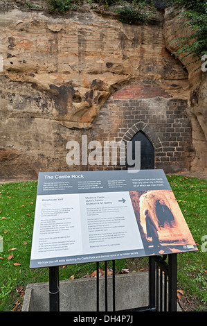 Blick auf Nottingham Burgmauern und Support für Rock aus Burgenstraße Stockfoto