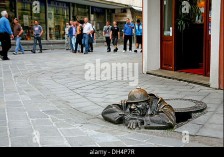 Mann auf Arbeit Skulptur in Bratislava. Stockfoto