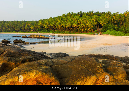 Anwohner genießen Sie einen wunderschönen Sonnenuntergang und Ebbe entlang Cherai Beach in der Nähe von Thottada Dorf, 10 km südlich von Kannur, Kerala. Stockfoto